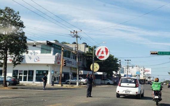 Se estrella ebrio conductor contra semáforos y los descompone