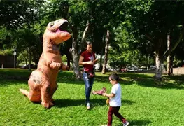 Madre se viste de dinosaurio y sorprende a su ni&ntilde;o en D&iacute;a de Reyes