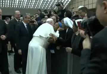 ´Te doy un beso pero tú no me muerdas´, dice papa Francisco a monja que lo saludó