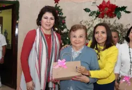 Apapachan a abuelos de la ´casa del árbol´ de Villahermosa