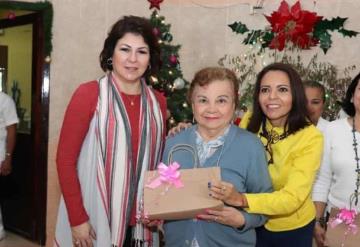 Apapachan a abuelos de la ´casa del árbol´ de Villahermosa