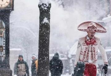 Se viraliza foto de mariachi caminando en la nieve