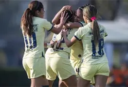 Jugadoras del Am&eacute;rica Femenil protagonizan una "cascarita" con ni&ntilde;os