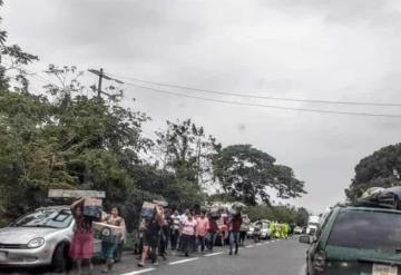 Rapiñan tráiler con huevos que chocó en la carretera Villahermosa-Frontera