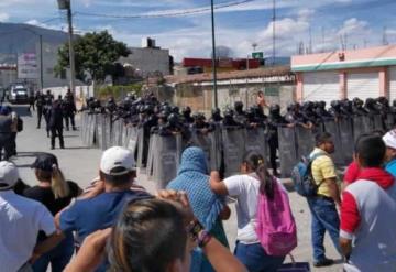 Antimotines repliegan con violencia a  estudiantes