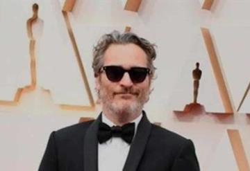 Joaquin Phoenix cumple su compromiso en los Oscars