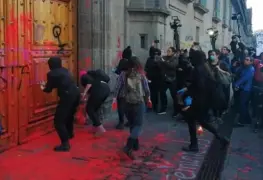 Protestan feministas en Palacio Nacional; realizan pintas en reclamo a los feminicidios