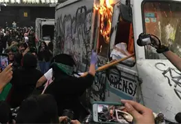 Feministas queman cami&oacute;n de La prensa y cachitos de loter&iacute;a