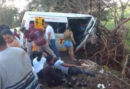 15 lesionados deja choque entre combis en Tabasco