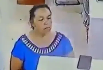 Captan a mujer robando el celular de un doctor mientras atendía a su hermano