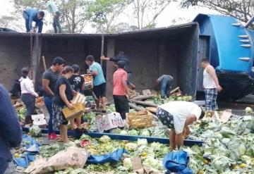 Rapiñan verduras luego de volcadura de tráiler en la carretera Cárdenas-Villahermosa