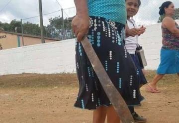 Mujer se vuelve viral por ir a buscar a sus hijos a la escuela con machete en mano