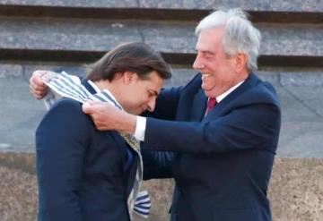 Recibe banda presidencial nuevo mandatario de Uruguay