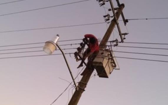 Hombre se electrocuta en Teapa