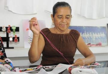 Inicia Esperancita bordados de embajadoras en 2020