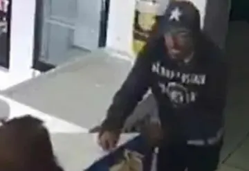 Mujer es golpeada y arrastrada en su trabajo