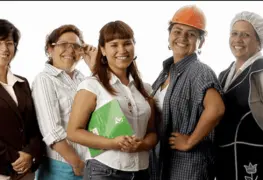 Mujeres trabajan 10% más que los hombres y ganan 28% menos