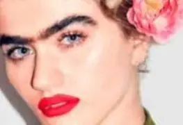 Modelo rompe con estereotipos de belleza portando su uniceja orgullosamente