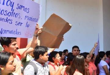 Se reúnen autoridades con estudiantes de la normal, tras manifestación por alumna abusada