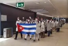 "¡Gracias héroes!", italianos reciben a médicos cubanos