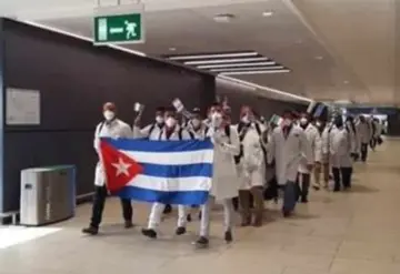 "¡Gracias héroes!", italianos reciben a médicos cubanos