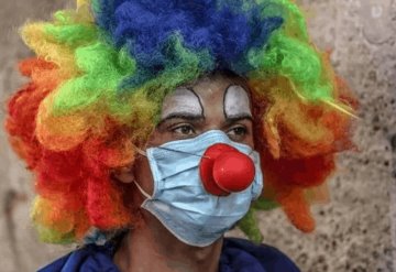 Un payaso anima a los niños en cuarentena por coronavirus