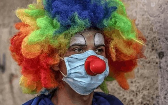 Un payaso anima a los niños en cuarentena por coronavirus