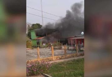 Corto circuito ocasiona fuerte incendio en casas de Comalcalco