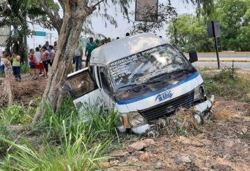 Chocan dos combis de transporte público; hay al menos 9 lesionados