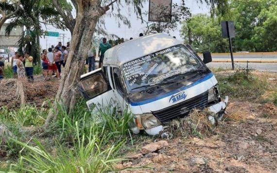 Chocan dos combis de transporte público; hay al menos 9 lesionados