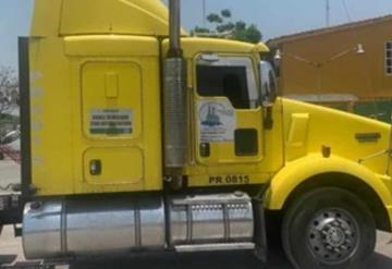 Denuncian anonimamente y aseguran tractocamion con dos mil litros de hidrocarburo