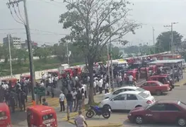 Se manifiestan pochimovileros sobre el malec&oacute;n Leandro Rovirosa Wade