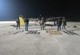 Encuentran 154 paquetes de cocaína en las alas de una aeronave en Chiapas