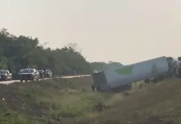 Colocan piedras y troncos sobre la carretera para que unidades de carga se accidenten y los saqueen