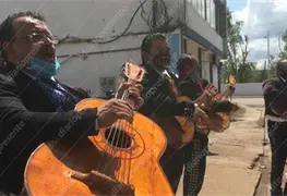 Mariachis salen a cantar ma&ntilde;anitas por el D&iacute;a de las Madres, en Hospitales de Villahermosa