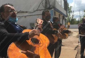 Mariachis salen a cantar mañanitas por el Día de las Madres, en Hospitales de Villahermosa