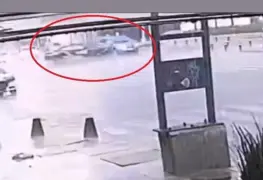 Patrulla de la policía de la CDMX impacta a una camioneta y esta sale volando