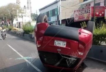 Se registró volcadura de un auto en la avenida Paseo Tabasco