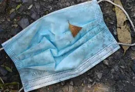 Multarán a quien tire mascarillas usadas en la vía pública en Roma, Italia