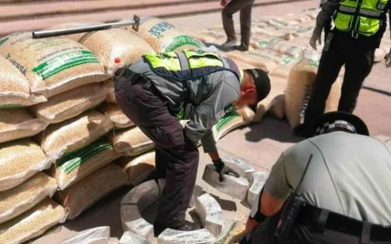 Encuentran 740kg de droga oculta en costales de maíz