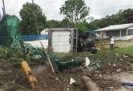Volcadura de cami&oacute;n deja sin luz a habitantes de la rancher&iacute;a Gonz&aacute;lez