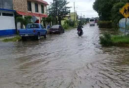 Anegadas calles de Para&iacute;so ante fuertes lluvias