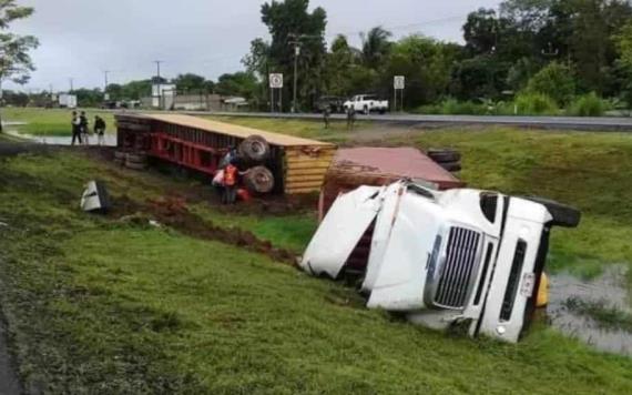 Trailero se duerme y termina volcado fuera de la carretera; evitan rapiña