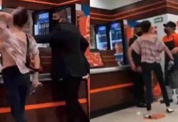 VIDEO: Mujer insulta y amenaza de muerte a empleados en una pizzeria