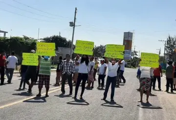 Pescadores bloquean carretera del Bellote