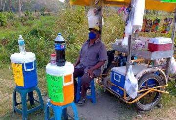 En plena pandemia, abuelito se gana la vida vendiendo pozol y panuchos