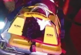 Intenta rebasar a un trailer y se choca con muro de contención