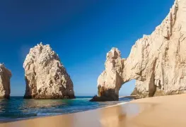 Cierran playa de Los Cabos por presencia de tiburones