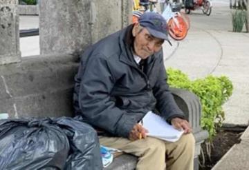 Abuelito vende dibujos en la calle para poder sobrevivir durante la pandemia