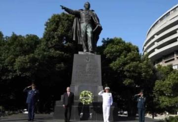 López Obrador visita monumento a Benito Juárez en Washington